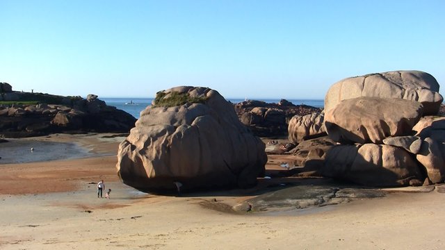 Promenade avec enfant sur la plage