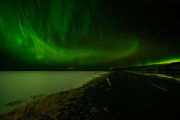Aurora Boreal em estrada no Sul da Islandia
