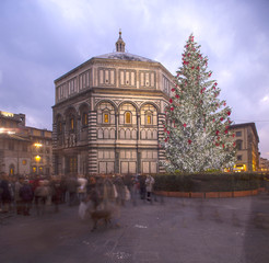 Italia,Toscana,Firenze,il Battistero e albero di Natale.