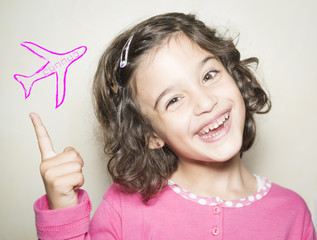Niña señalando el dibujo de un avión