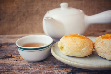 Fototapeta na wymiar Chinese cake with hot tea
