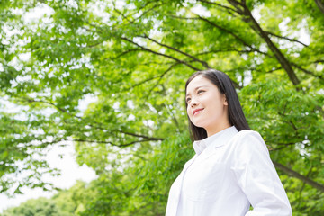 白衣の女性