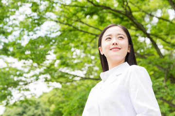 白衣の女性