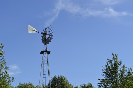 Windmill device for renewable energy on a small family farm