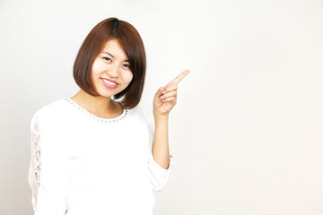 指を差す若い女性