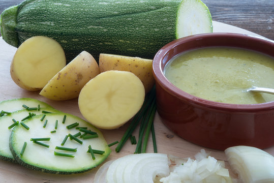 leckere Zucchini Suppe rustikal
