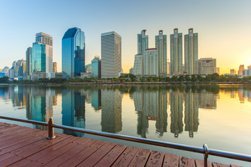 Obraz premium Bangkok city downtown at sunrise with reflection in Bangkok,Thailand