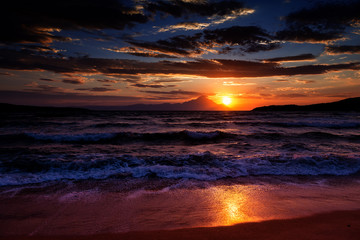 Fototapeta na wymiar sun rising over the sea