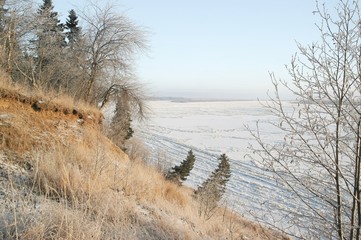Зимний пейзаж.Склон холма на фоне замёрзшей реки. © Natali Arkhangelsk