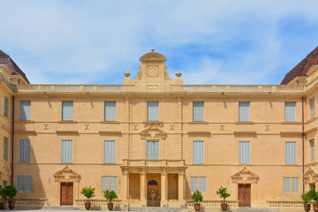 cour int&eacute;rieure ch&acirc;teau de Castries