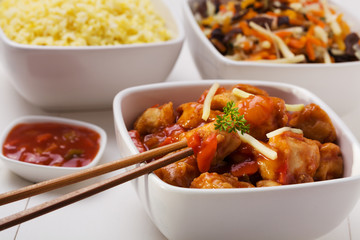 Fried chicken pieces in batter with sweet and sour sauce