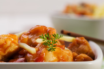 Fried chicken pieces in batter with sweet and sour sauce