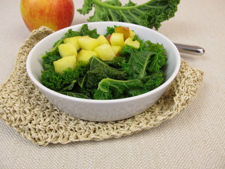 Grünkohlsalat mit gebackenem Apfel