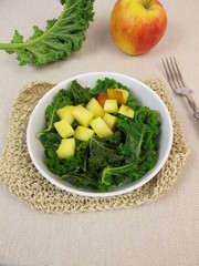 Grünkohlsalat mit gebackenem Apfel