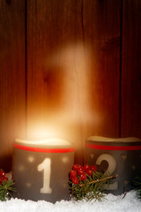 1. Advent, leuchtende Kerze mit Lichtschein 1