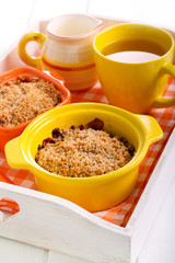 Mini crumble cakes in ceramic baking tins