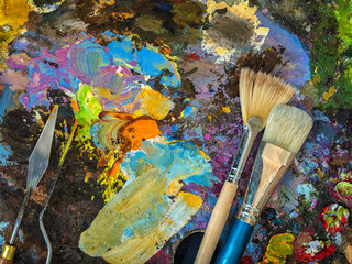 Obraz premium Paintbrushes and Palette-knife on the palette for mixing oil pai