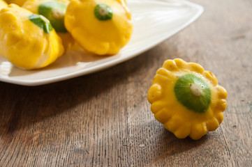 mini pâtissons sur table en vieux bois 