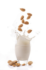 latte di mandorle splash © luigi giordano
