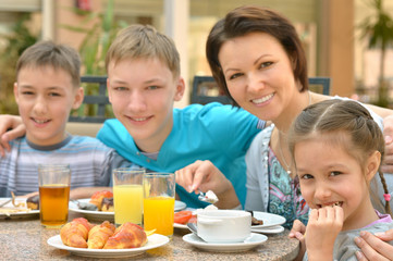 Obraz na płótnie Canvas Mother and children at breakfast