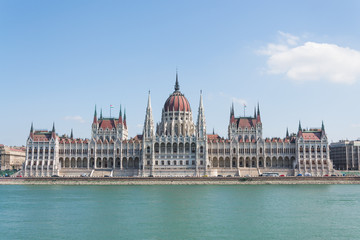 Fototapeta premium Parlement de Budapest vue depuis l'autre rive du Danube en plan serré