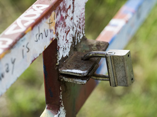 Ein Absperrgitter mit Vorhangschloss