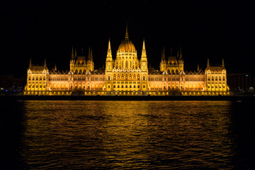 Fototapeta premium Parlement de Budapest vue du Danube de nuit