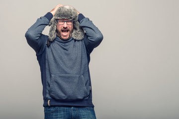 Mann im mittleren alter reagiert entsetzt