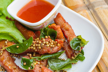 Deep fried pork with leech lime leaf and chili sauce