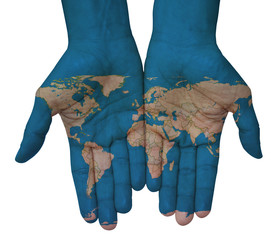 Mani con planisfero, cartina del mondo disegnata. Il mondo in mano