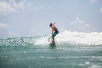 Fototapeta premium surfer man surfing on waves splash actively