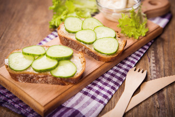 bread with cucumber