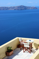Fototapeta na wymiar restaurant in Santorini, overlooking the sea