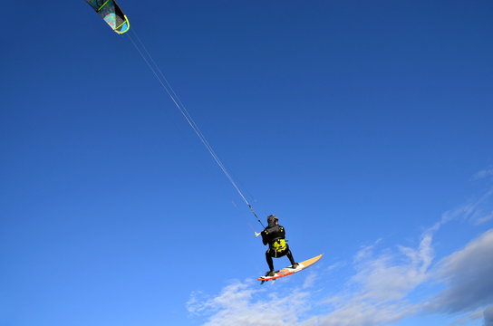 Kitesurfer im Sprung vor Himmel und Wolken