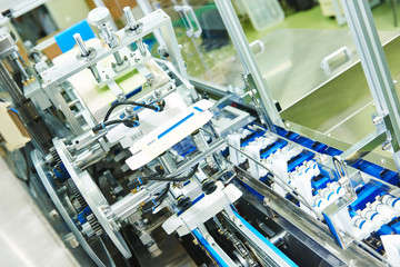 Line conveyor for packaging ampoules in boxes