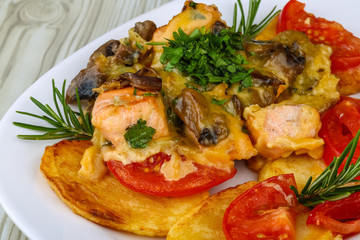 Roasted salmon with potato and tomato