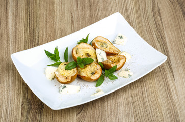 Baked pear with blue cheese