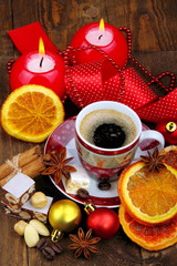 Tazzina di caffè espresso , torroncino e addobbi di Natale