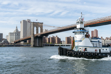 Obraz premium The ship sails on the Hudson River in New York.