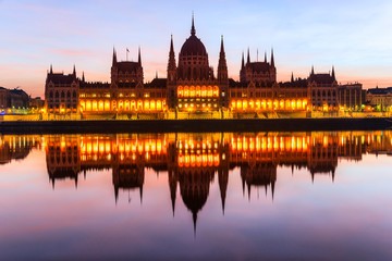 Obraz na płótnie Canvas Budapest parliament at sunrise, Hungary