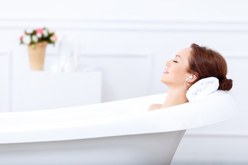 Obraz na płótnie Canvas Charming girl taking a bath 