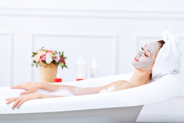 Obraz premium Charming girl taking a bath 