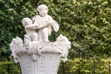 Sculpture children learn in Great Garden Hannover