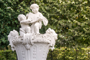 Obraz premium Sculpture children learn in Great Garden Hannover