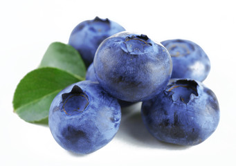 Obraz premium Fresh blueberries isolated on white