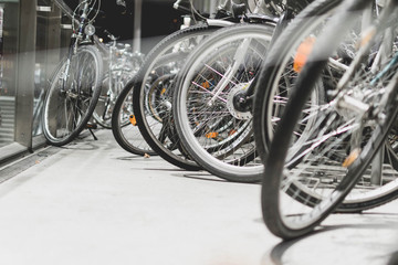 abgestellte fahrräder an einem bahnhof bei nacht