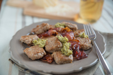 Gnocchi mit Pesto und Speck
