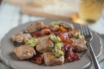 Gnocchi mit Pesto und Speck