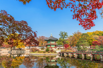 Obraz premium Pałac Gyeongbokgung jesienią, Korea Południowa.