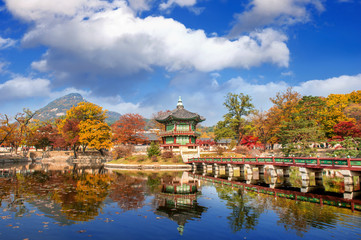 Fototapeta na wymiar Gyeongbokgung Palace in autumn,South Korea.